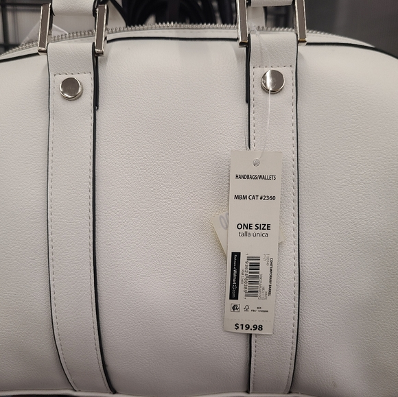 bag color white - Picture 3 of 3